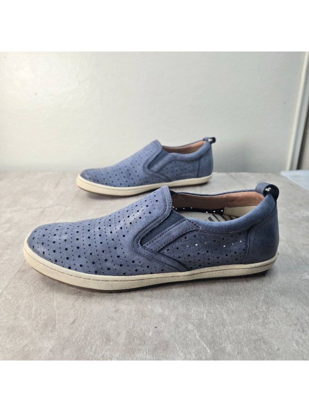 Taos Court Slip On Shoes Sz 7.5 Perforated Blue Leather Casual Comfort Sneakers